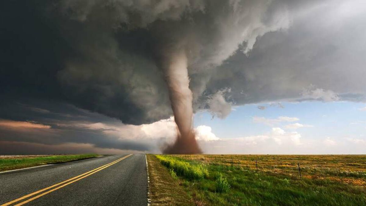 Chasseur d ouragans d couvrez un m tier risque qui demande aux pilotes d avion de foncer droit sur des cyclones