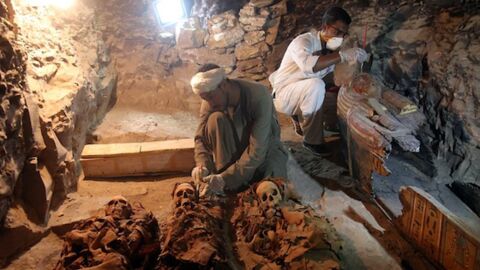 Des archéologues découvrent une tombe de 3500 ans remplie de momies en Egypte
