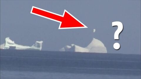 Un étrange morceau de glace observé "volant" au-dessus d'un iceberg