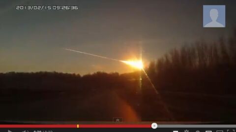 Vidéo : une météorite se désintègre dans l'Oural et fait au moins 250 blessés