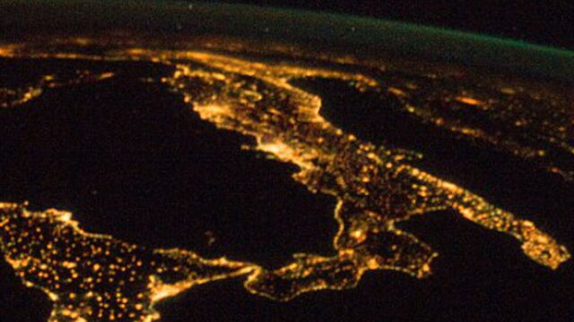 Decouvrez Les Magnifiques Photos De La Terre Prises De Nuit Depuis L Iss