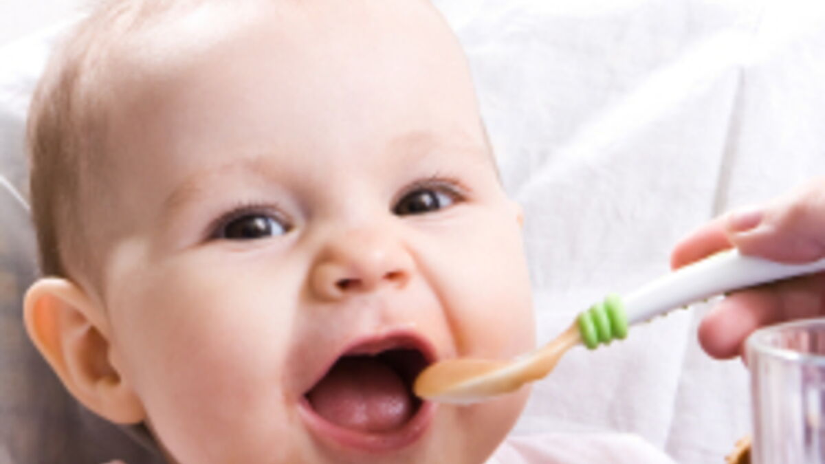 Laisser bébé manger avec ses doigts serait meilleur pour sa santé