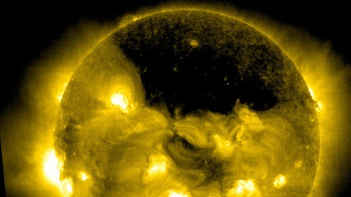 Un énorme trou coronal capturé à la surface du Soleil