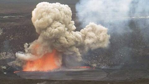 Une webcam filme la spectaculaire explosion du volcan Kilauea à Hawaï