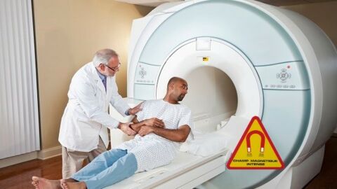 Pourquoi ne faut-il pas mettre de métal dans un scanner IRM ? Démonstration