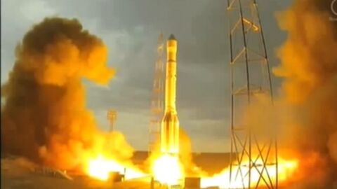 Une fusée Proton russe explose en vol avec trois satellites