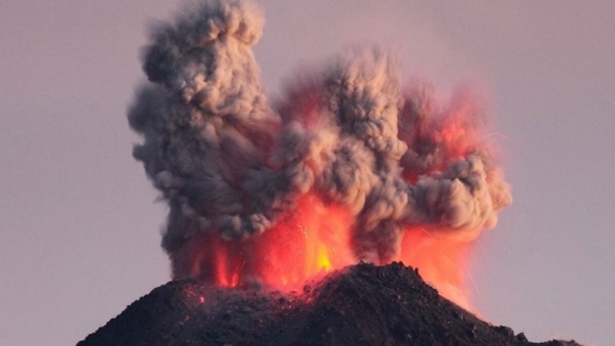 Землетрясения и извержения вулканов происходят