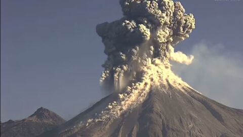 Observez l'éruption spectaculaire du volcan Colima filmée par une webcam
