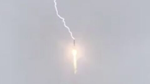 Les incroyables images de la fusée Soyouz frappée par un éclair (Vidéo)