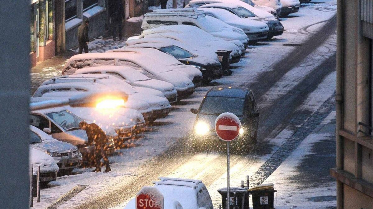 Alerte Météo France : La Neige Tombe Sur La France Et Complique La ...