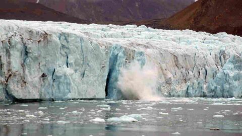 Ecoutez le son créé par la naissance d'un iceberg en Norvège