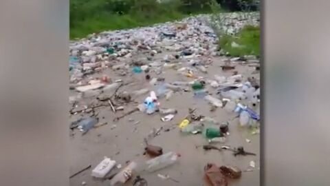 Les images choc d'une rivière de déchets en Roumanie (Vidéo)