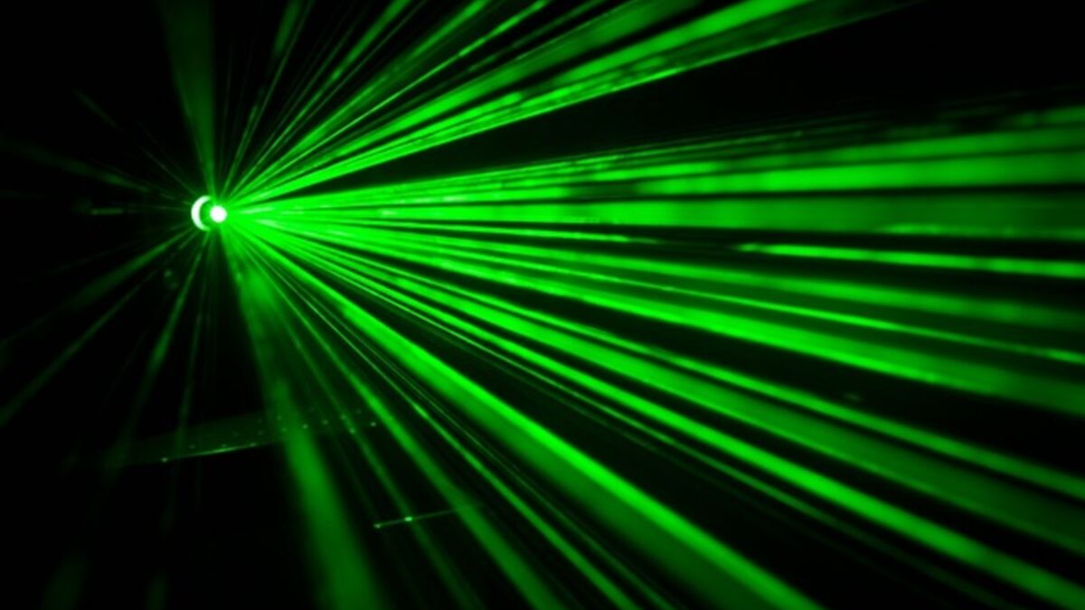 Espace : d'où viennent ces mystérieux lasers verts visibles depuis