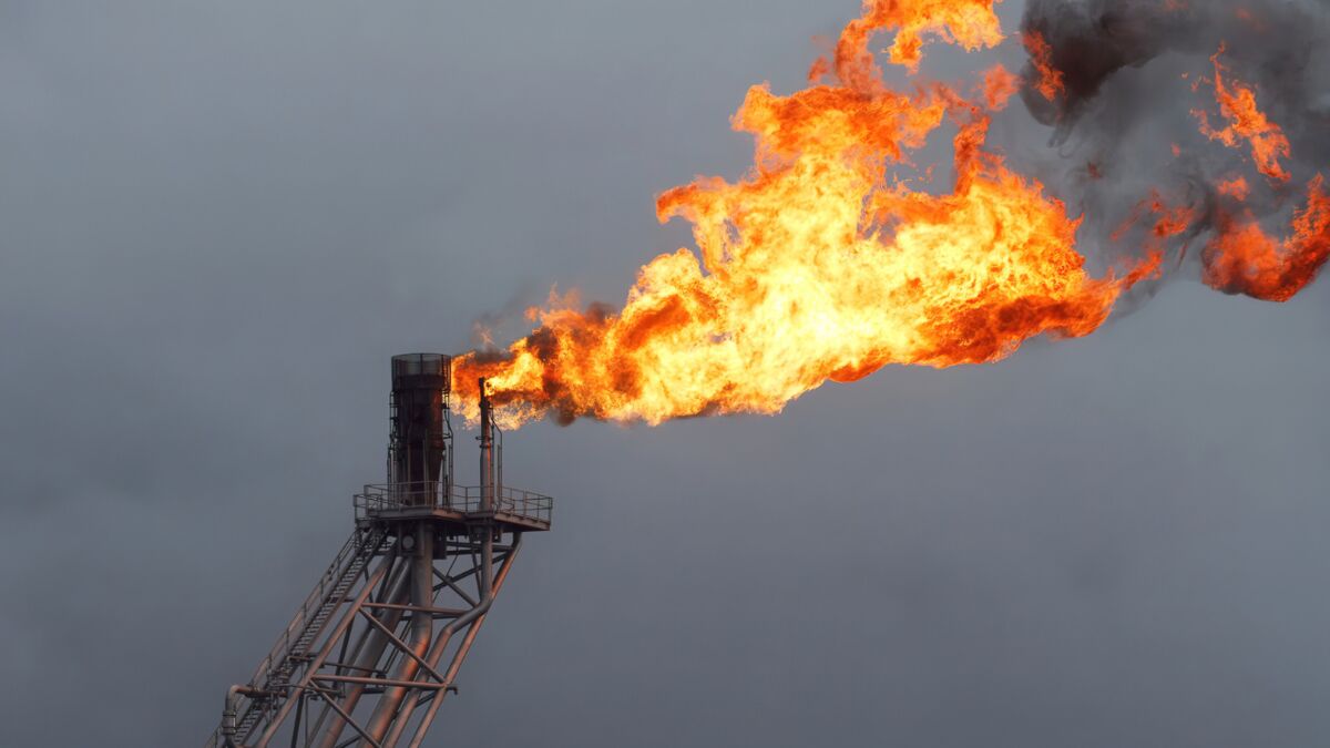 Сжигание нефтяного газа в факелах. Попутный нефтяной ГАЗ. Сжигание нефтяного газа. Сжигание попутного газа при добыче нефти. Факел нефтяного газа.