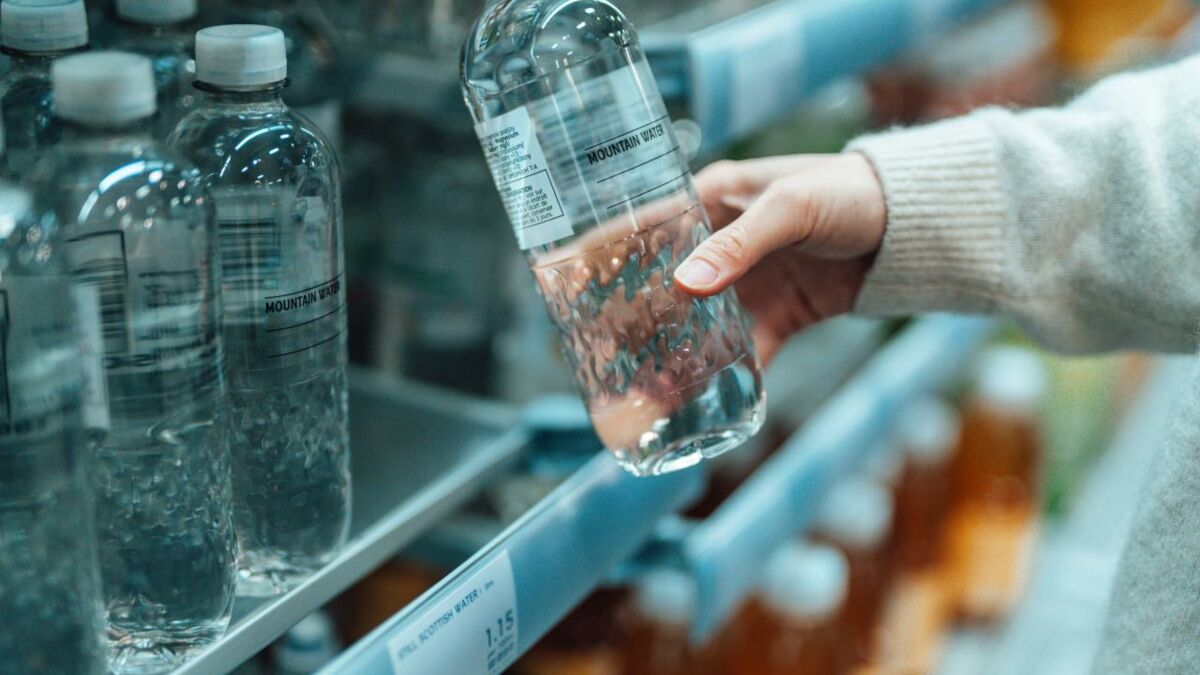 Toutes les eaux en bouteille contiennent des nanoplastiques » : faut-il  avoir peur pour notre santé ? - Le Parisien