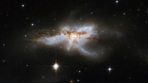 Espace : Des astronomes ont découvert une galaxie avec trois trous noirs supermassifs en son centre