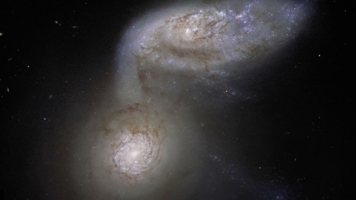 Hubble La Fusion De 2 Galaxies Spirales Capturée Par Le Télescope VidÉo 6770