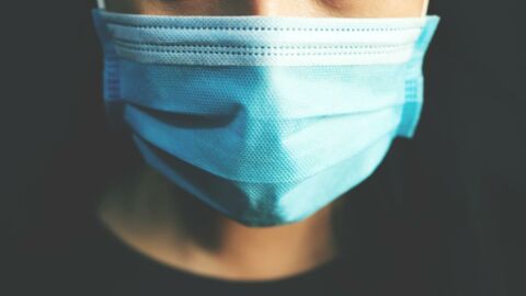 Coronavirus : Pourquoi a-t-on mauvaise haleine quand on porte un masque ?