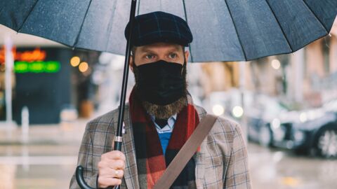 Covid-19 : Porter un masque sous la pluie remet-il en cause son efficacité ?