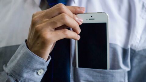Mettre son smartphone dans la poche, un geste dangereux pour la santé ?