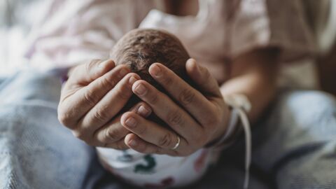 Greffe d’utérus : Un premier bébé est né grâce au don d’organe de sa grand-mère