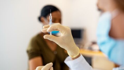  Covid-19 : l'efficacité de vaccin Pfizer déclinerait au bout de 6 mois