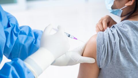 Vaccin : Pourquoi ne réagit-on pas de la même façon à chaque dose ?