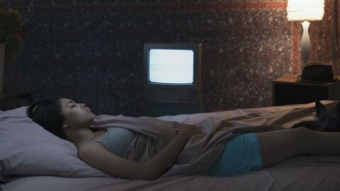 Santé : dormir avec la lumière ou la télévision favoriserait la prise de poids