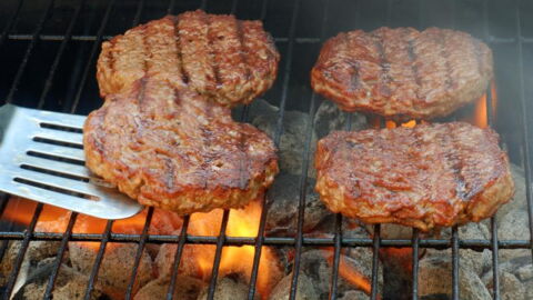 Discover the best trick to grill the juiciest burgers