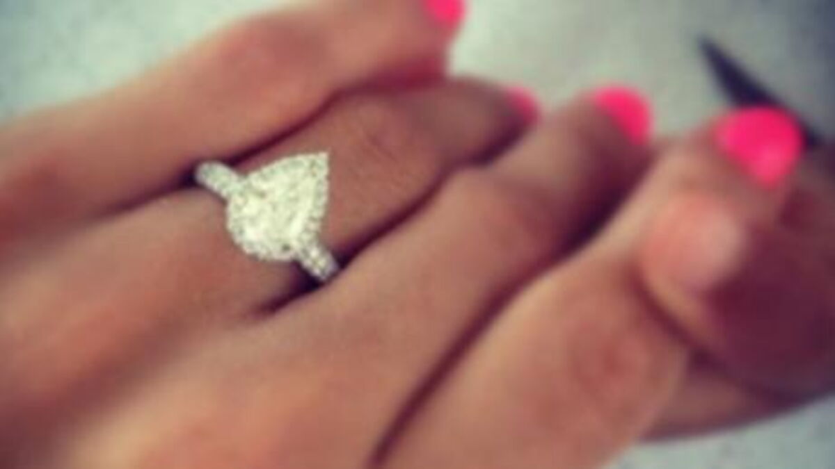 More And More Women Are Wearing Fake Engagement Rings And The Reason