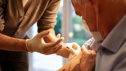 Tens of thousands of nurses have yet to receive first covid jab