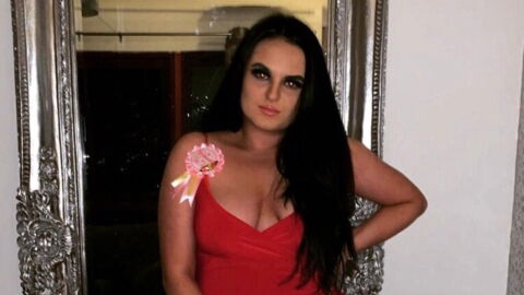 An unfortunate detail in this woman’s selfie has sent her viral!