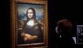 Disguised as an old lady in a wheelchair, a man throws cake at the Mona Lisa (VIDEO)