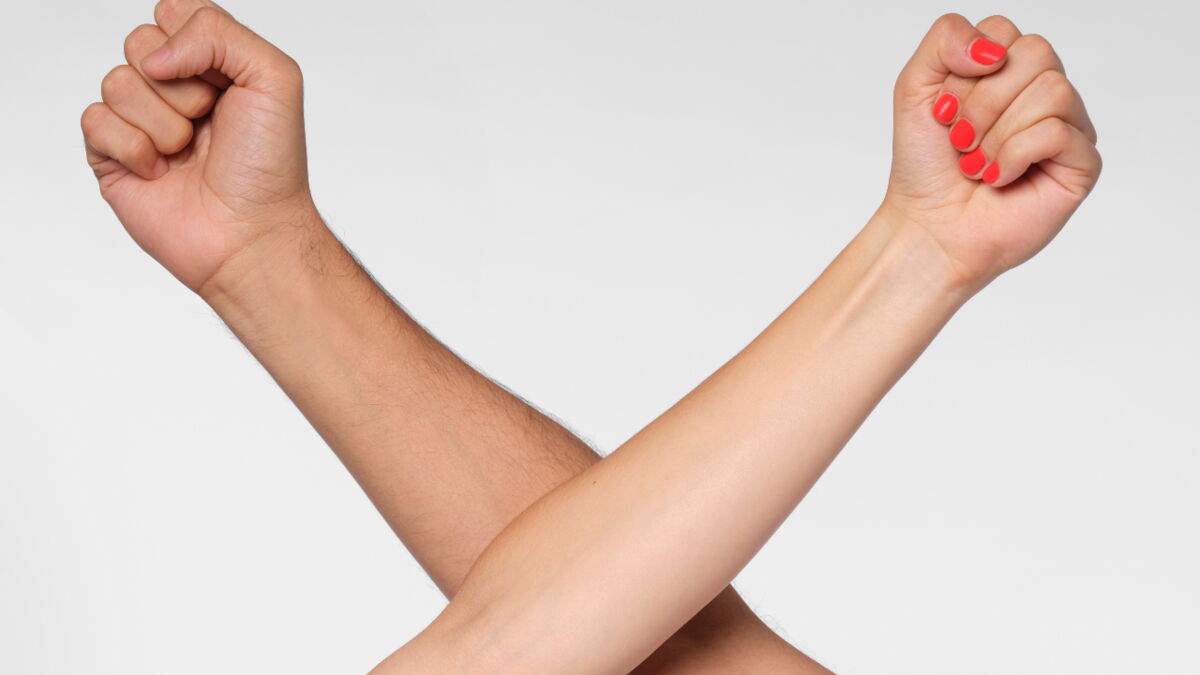 The way you cross your arms reveals a lot about you