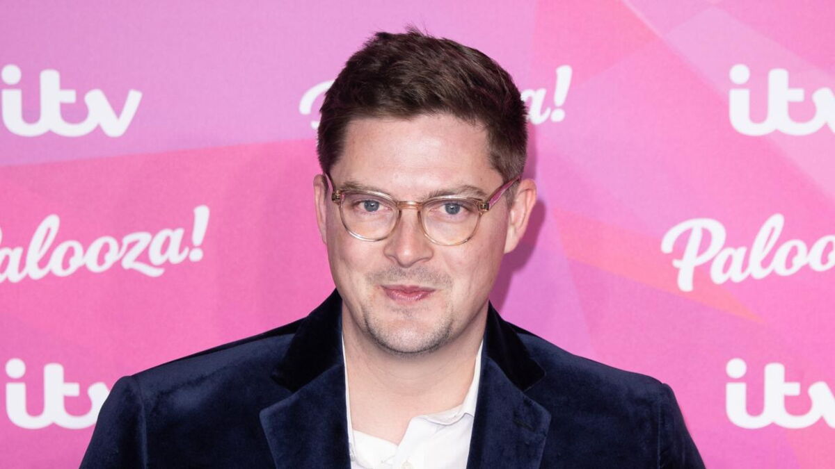 Dr Alex shocks the in new topless selfie