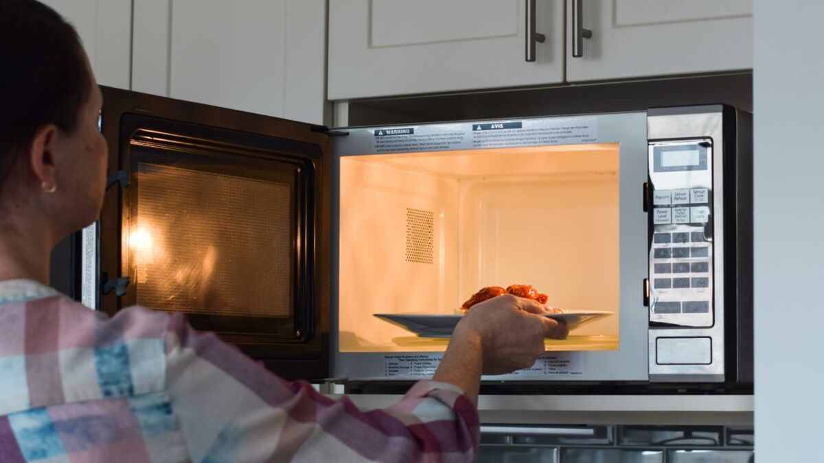 Reheating food in the microwave and reducing waste