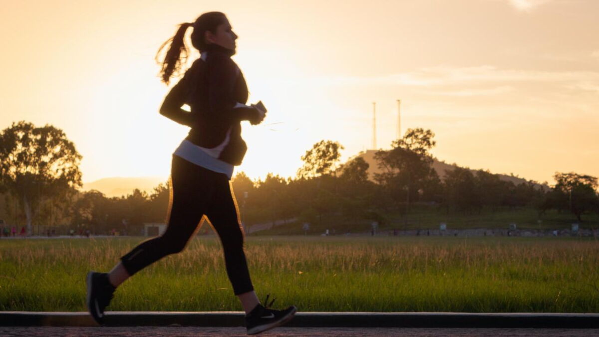 Running with your phone in your hand could be ruining your health