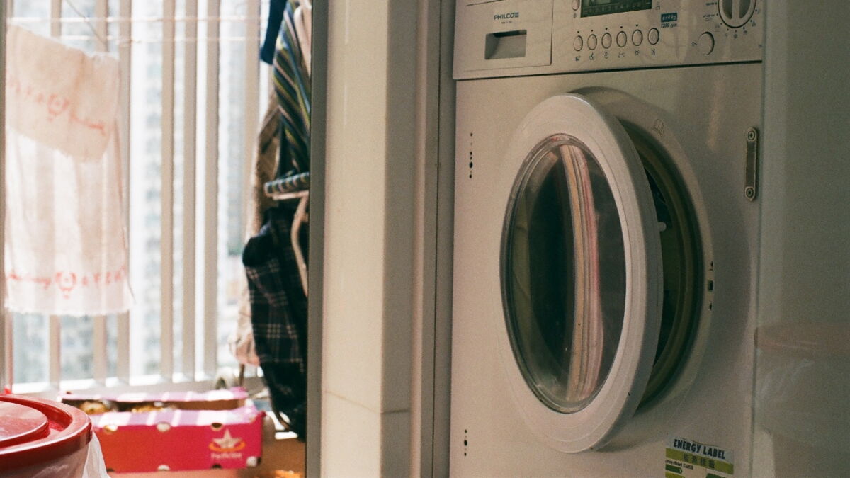 Here are 2 things you should never do when using your washing machine