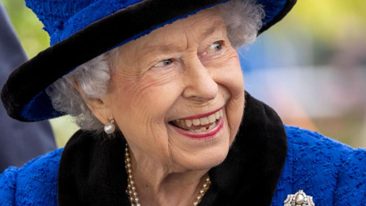 Toddler dressed as Her Majesty receives an adorable letter from Queen