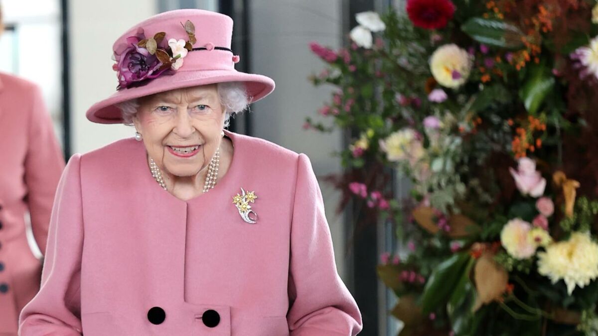 Queen tours Chelsea Flower Show in a luxury golf buggy