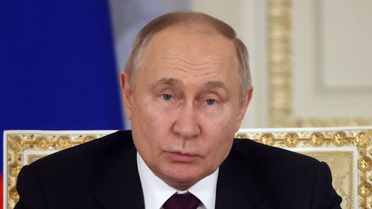 Vladimir Putin's Tucker Carlson interview triggers new wave of health worries with this strange gesture - Vimarsana News