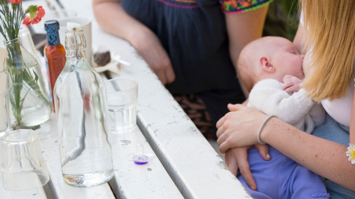 Woman receives a shocking note after breastfeeding her baby in public