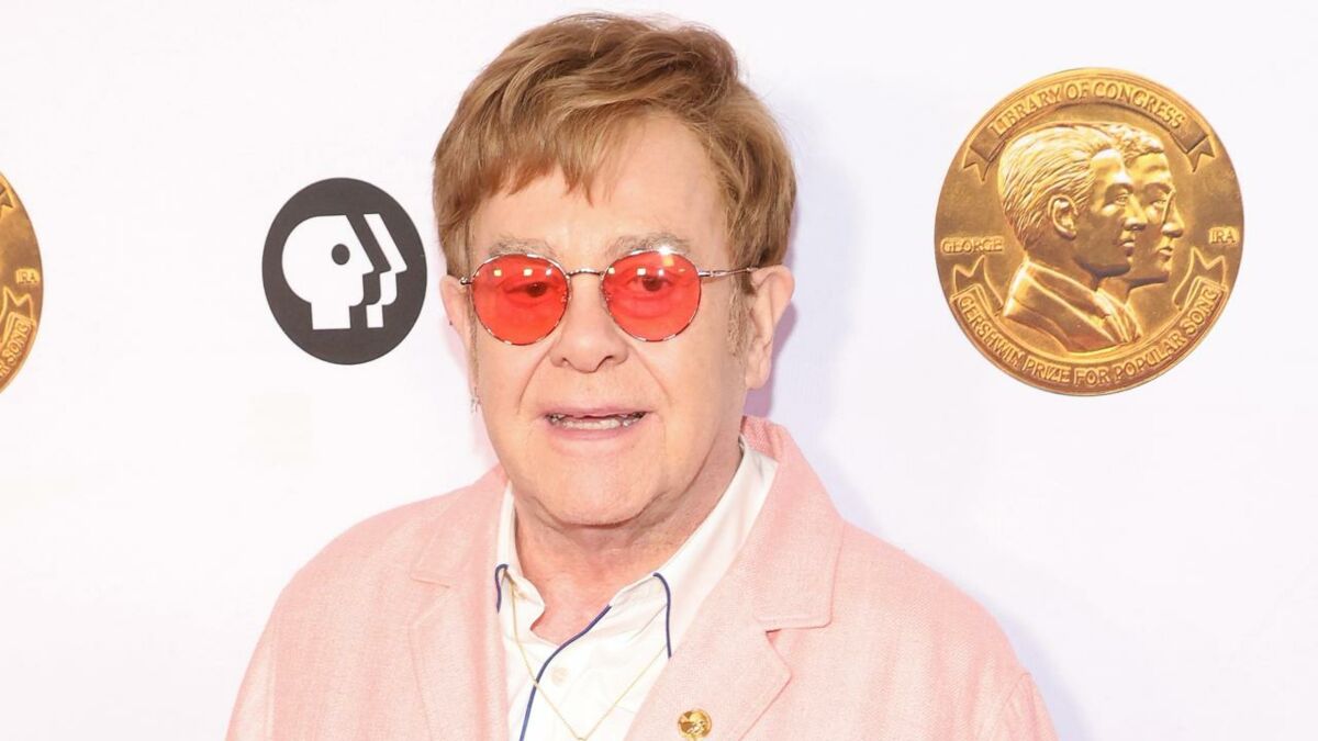 Elton John to undergo surgery and will eventually have two new knees