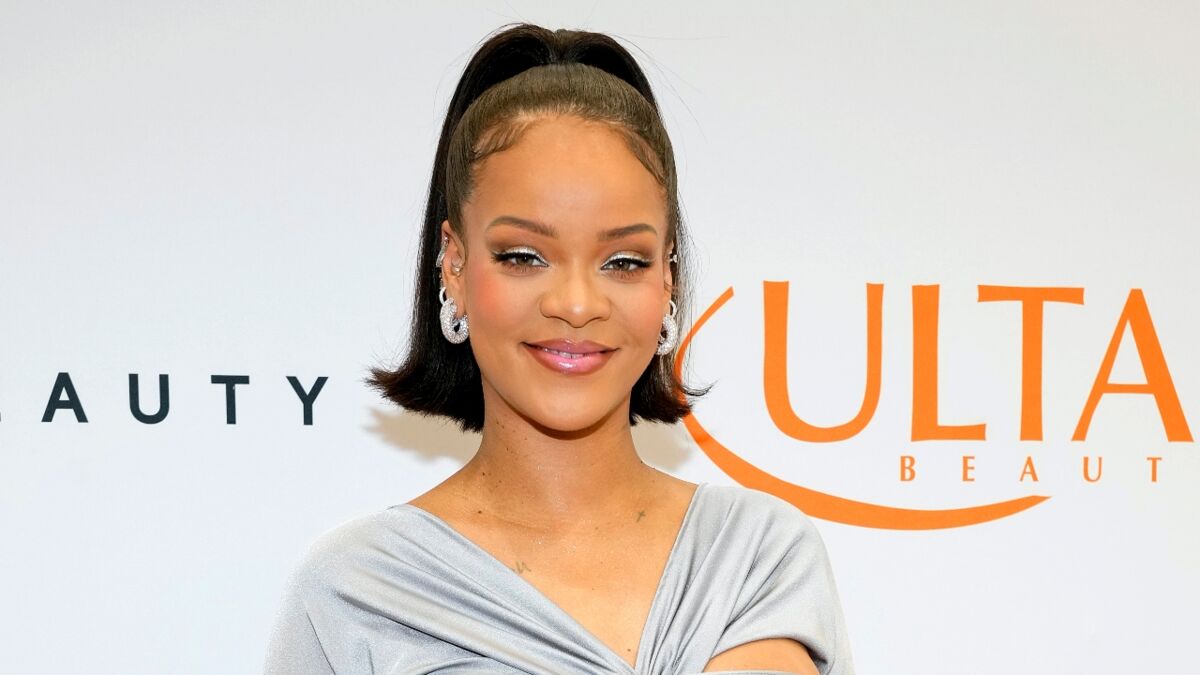 Rihanna reveals she's pregnant at Super Bowl half-time show - BBC News