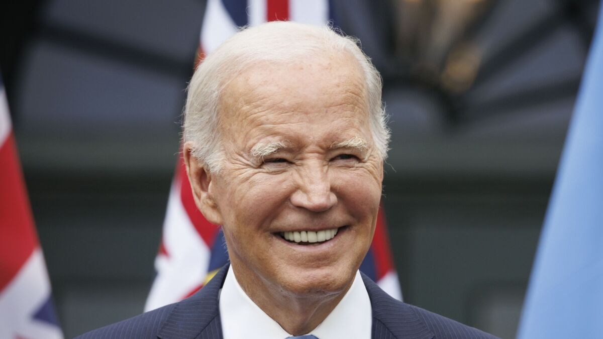 Biden's Hilarious Response To Heckler Wins Over Audience Amid Old Age ...