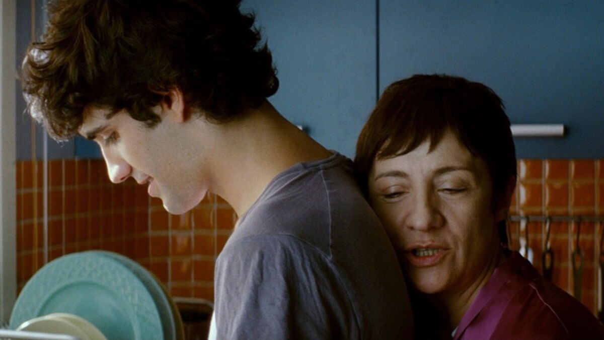 This man triggered a Reddit debate Is it weird to sleep in the same bed with a parent as an adult?