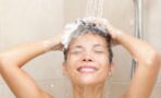Rinsing your hair with cold water to make it shinier: fact or fiction?