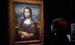 Disguised as an old lady in a wheelchair, a man throws cake at the Mona Lisa (VIDEO)