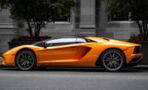Man jumps on a Lamborghini, car owner makes him regret it (VIDEO)