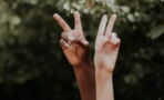 Here's the shocking reason why you should never make the 'peace' sign in photos